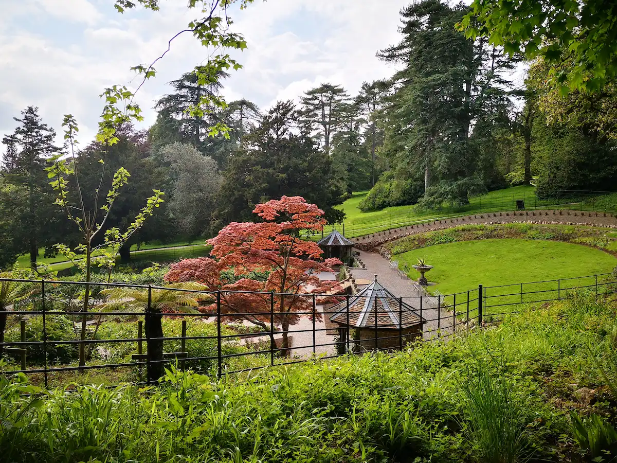 propiedad del National Trust y combina esto con su trabajo como jardinero particular en jardines alrededor de los Cotswolds.